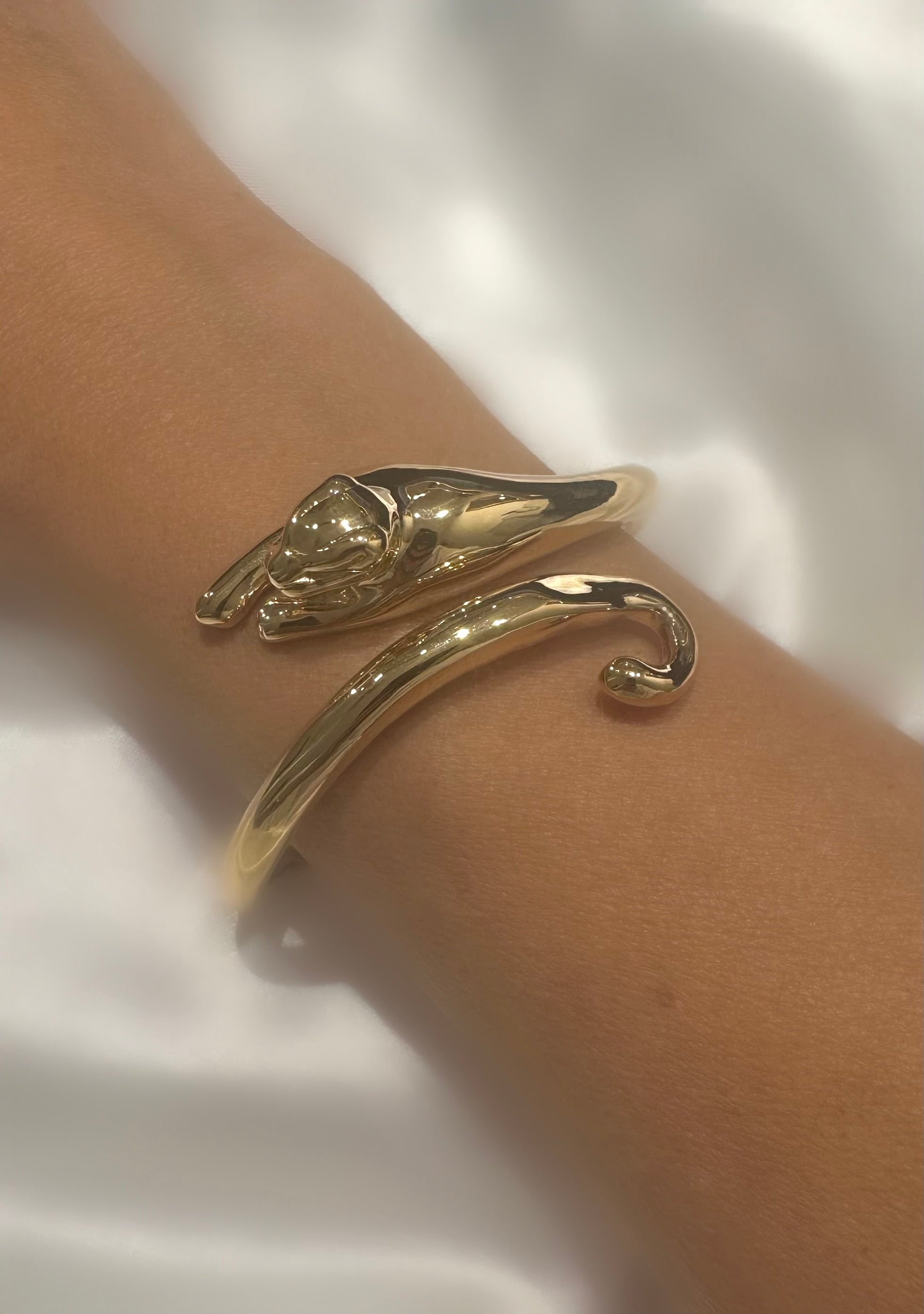 Brazalete Lying Pantera (Plata bañada oro 24k)