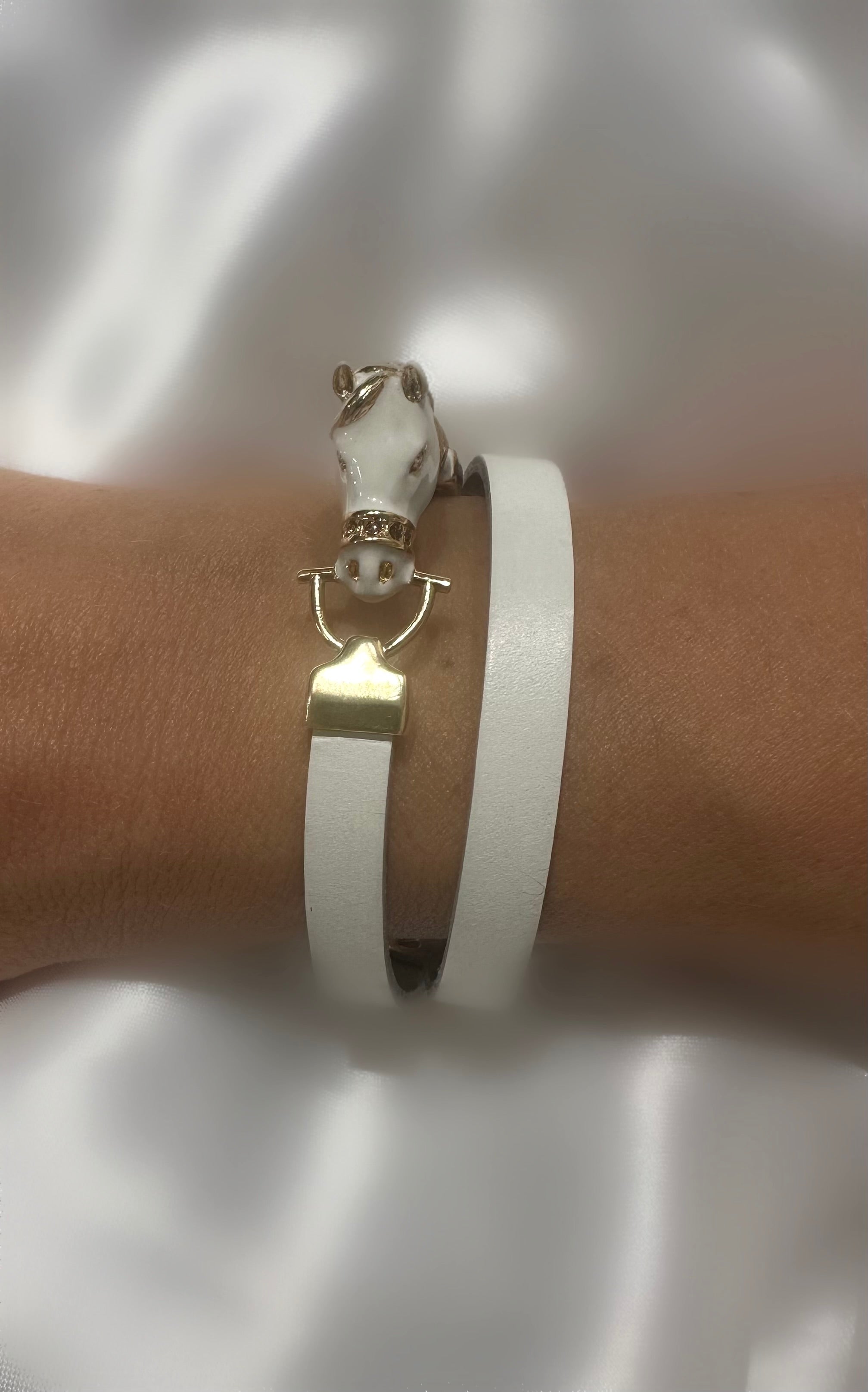 White Horse Animal Armband auf weißem Leder